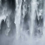 En tombant les rideaux d'eau de Skogafoss créent des formes changeant insaisissables qui hypnothisent. Ces formes sont à la fois caractéristiques de cette cascade et uniques à chaque prise.