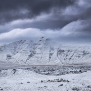 L'immense coulée de lave de besekjahauran saupoudrée de neige.