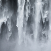 En tombant les rideaux d'eau de Skogafoss créent des formes changeant insaisissables qui hypnothisent. Ces formes sont à la fois caractéristiques de cette cascade et uniques à chaque prise.