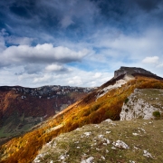 plateau d'Ambel en automne: roc de Toulau